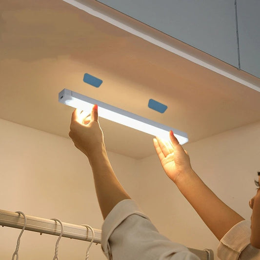 LEDライト ナイトライト　照明　 USB充電　人感センサーライト 持ち運びできるLEDライト